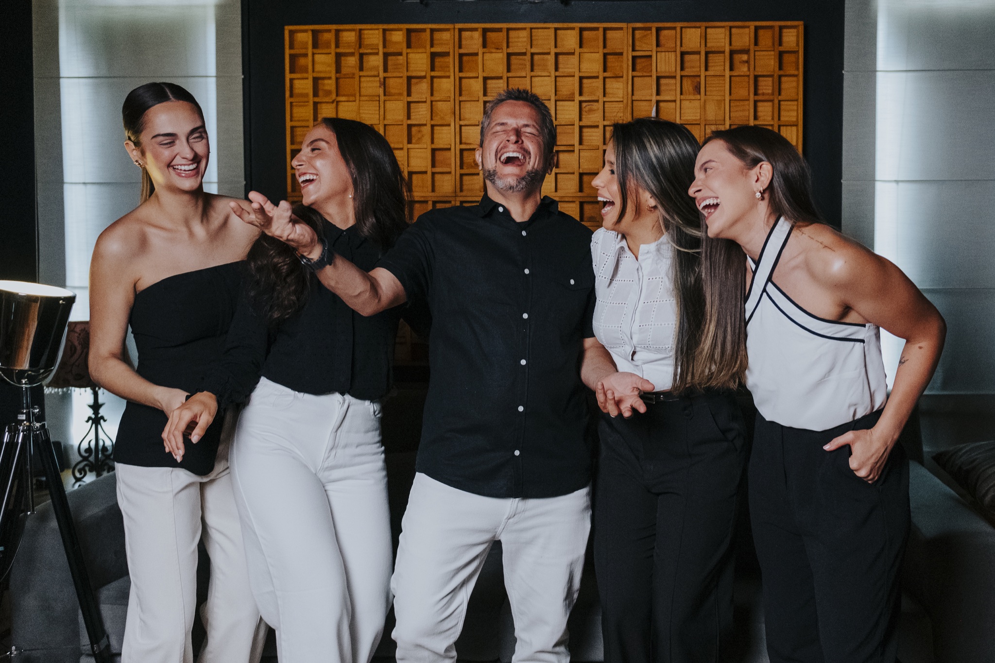 Professores do AprendaEndo reunidos e sorrindo